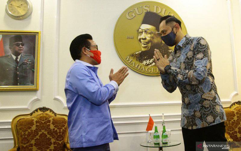 Ketua Umum Partai Kebangkitan Bangsa (PKB) Muhaimin Iskandar (kiri) menyambut kedatangan Ketua Umum Partai Demokrat Agus Harimurti Yudhoyono (kanan) yang berkunjung ke Kantor DPP PKB di Jakarta, Rabu (8/7/2020). Kunjungan tersebut dalam rangka silaturahmi serta membahas kemungkinan koalisi di beberapa daerah dalam Pilkada serentak tahun 2020 dan juga membahas soal kerja sama antar partai politik. (foto : ANTARA FOTO/Reno Esnir/wsj)