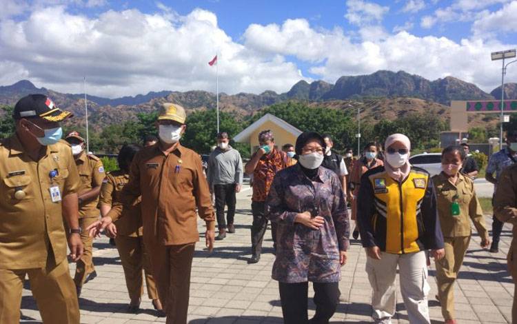 Menteri Sosial Tri Rismaharini meninjau wilayah terdampak bencana Siklon Seroja di Kabupaten Timor Tengah Utara, Nusa Tenggara Timur, Selasa (25/5/2021)
