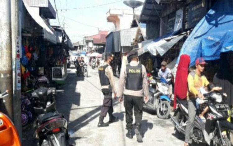 Personel Polsek Kapuas Tengah saat melakukan patroli ke pasar tradisional cegah gangguan kamtibmas