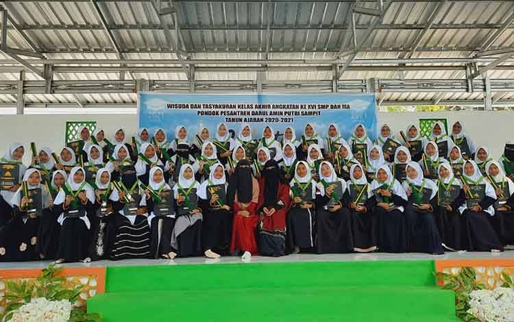 Kegiatan wisuda dan tasyukuran angkatan ke XVI Sekolah Menengah Pertama (SMP) dan Madrasah Aliah (MA) putri Pondok Pesantren Darul Amin Sampit. 