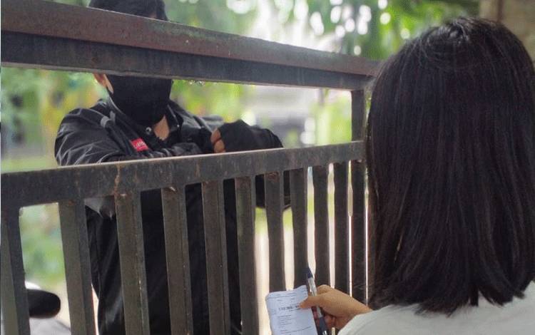 Wartawan Borneonews menerima paket sembako yang diantarkan kurir Bank Indonesia ke rumah.