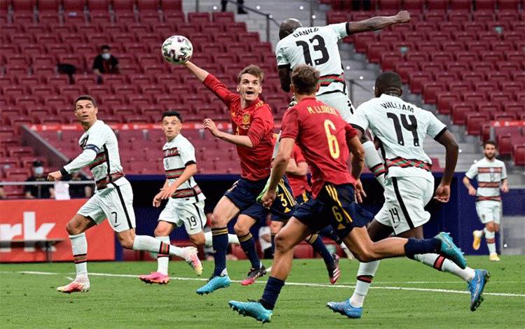 Gelandang Portugal Danilo Pereira menyundul bola ketika menjalani pertandingan persahabatan antara Spanyol dan Portugal di Stadion Wanda Metropolitano, Madrid, Spanyol. (4/6/2021) (ANTARA/AFP/Javier Soriano)