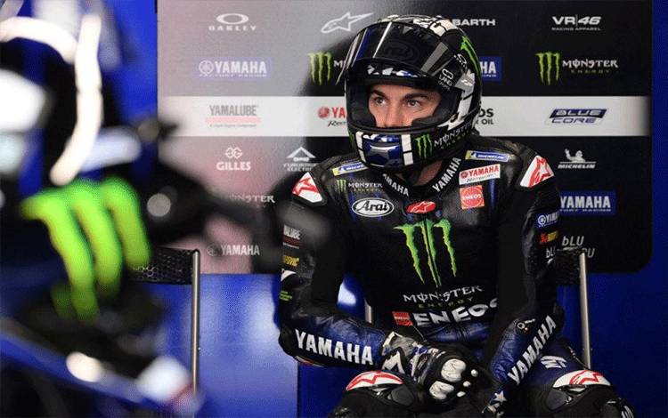 Pebalap tim Monster Energy Yamaha Maverick Vinales berada di garasi ketika sesi latihan bebas kedua Grand Prix Catalunya di Sirkuit Barcelona-Catalunya. (4/6/2021) (ANTARA/AFP/Lluis Gene)