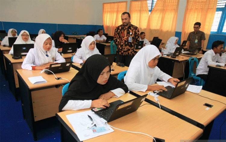 Arsip Foto. Sejumlah guru madrasah mengikuti ujian seleksi di Aceh Barat, Aceh, Kamis (23/5/2019). (ANTARA FOTO/Syifa Yulinnas/aww)