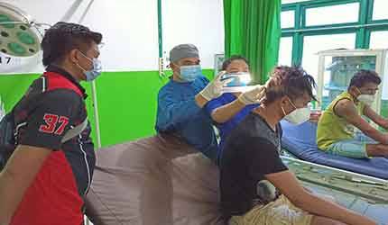 Dua korban penganiayaan yang juga karyawan PT BHL saat dirawat di RSUD Mas Amsyar Kasongan