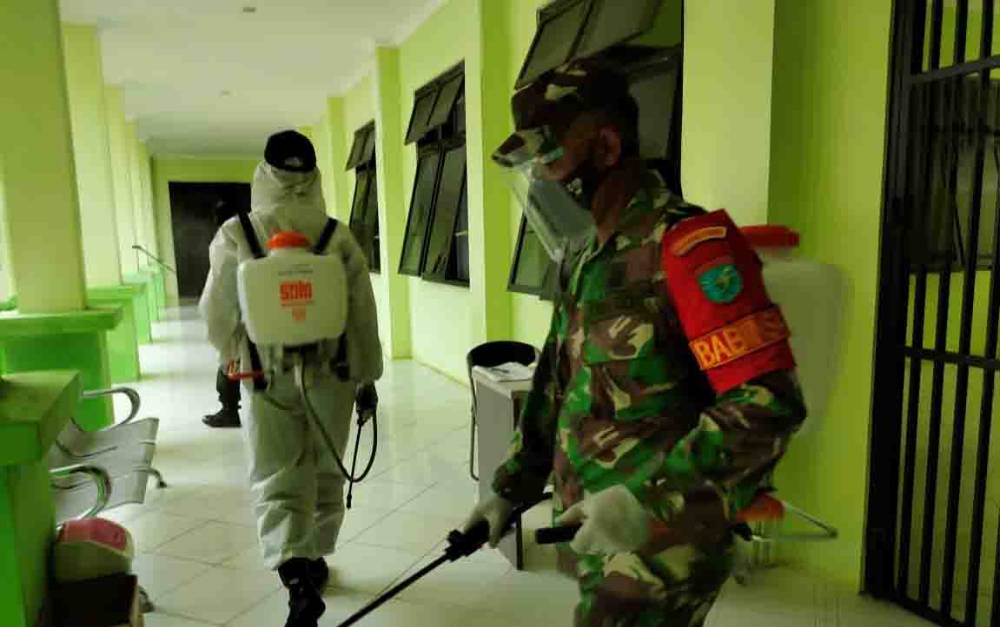 Tim PPKM Mikro menyemprotkan disinfektan di RS Pratama Tumbang Talaken.