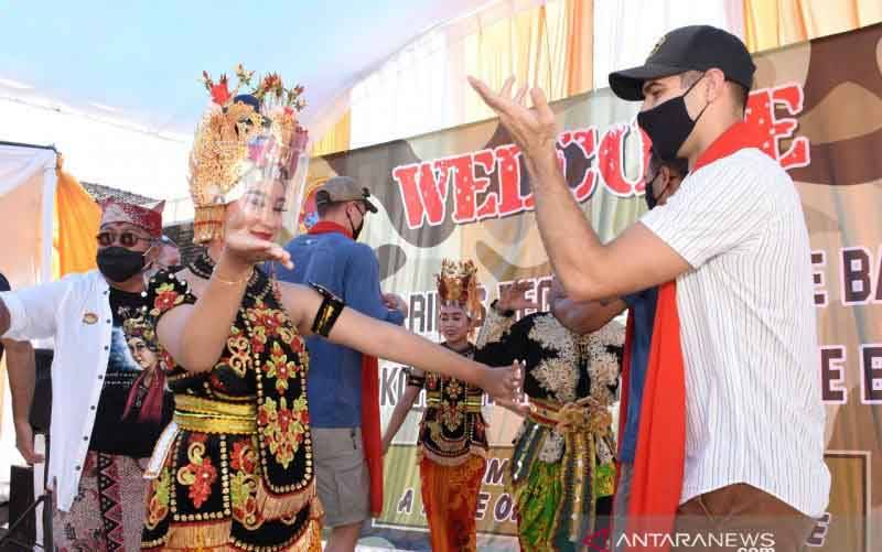 Prajurit Marinir TNI AL dan Marinir AS ikut menari bersama penari Gandrung di Banyuwangi, Minggu (6/6/2021). (foto : ANTARA/Dispen Kormar, Serma Mar Kuwadi)