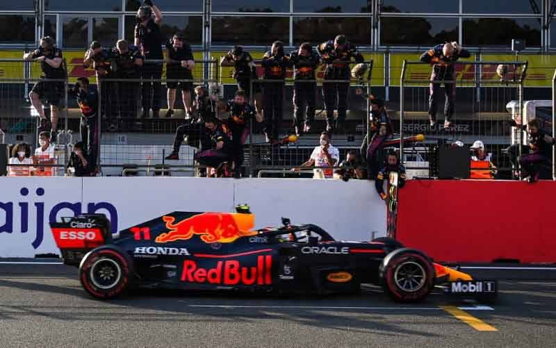 Pebalap Red Bull Sergio Perez melintasi garis finis untuk menjuarai Grand Prix Azerbaijan di Sirkuit Baku. (6/6/2021) (foto : ANTARA/AFP/Ozan Kose)