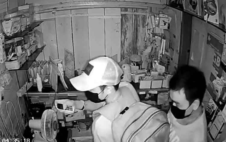 Dua orang maling terekam CCTV saat beraksi mencuri di counter hp di Sampit