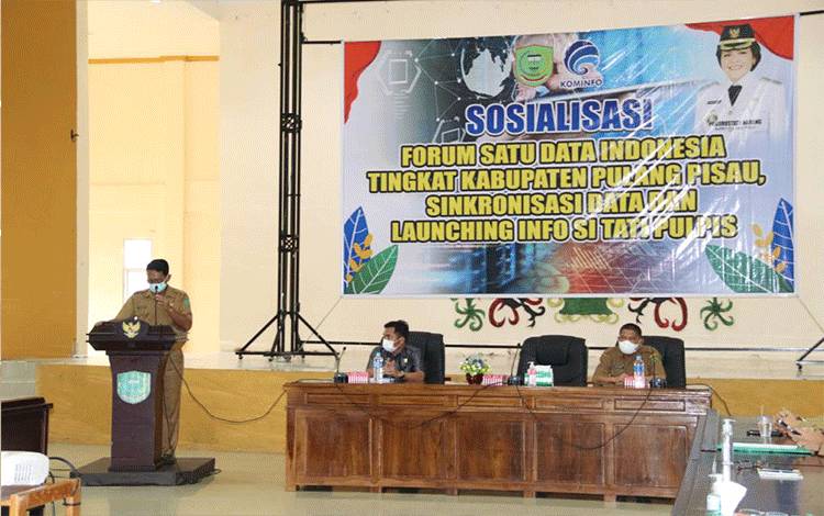 DOKUMENTASI - Pj. Sekda Pulang Pisau Saripudin membuka Sosialisasi Forum Satu Data Indonesia Tingkat Kabupaten Pulpis di Aula Bappedalitbang.