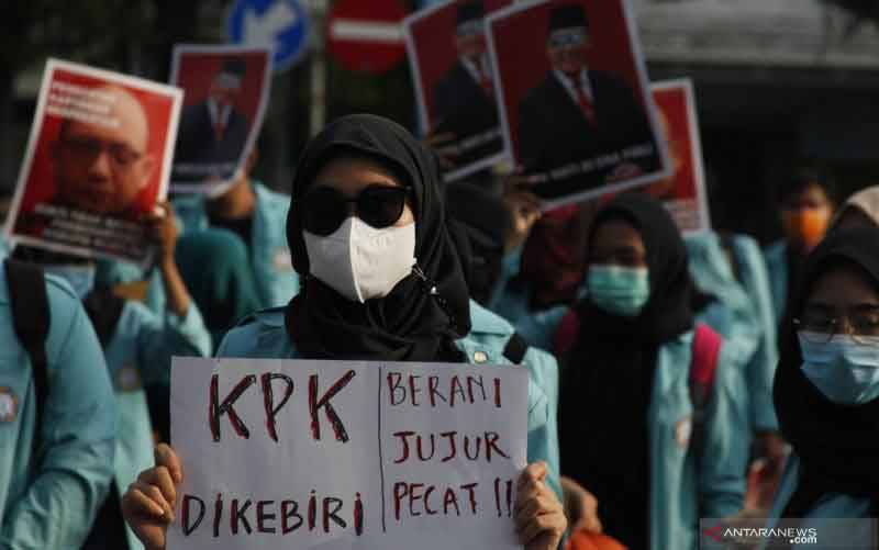 Mahasiswa Universitas Sebelas Maret (UNS) Solo yang tergabung dalam Aliansi Sebelas Maret Antikorupsi (Semarak) berunjuk rasa di Solo, Jawa Tengah, Senin (7-6-2021). (foto : ANTARAFOTO/Maulana Surya/rwa)