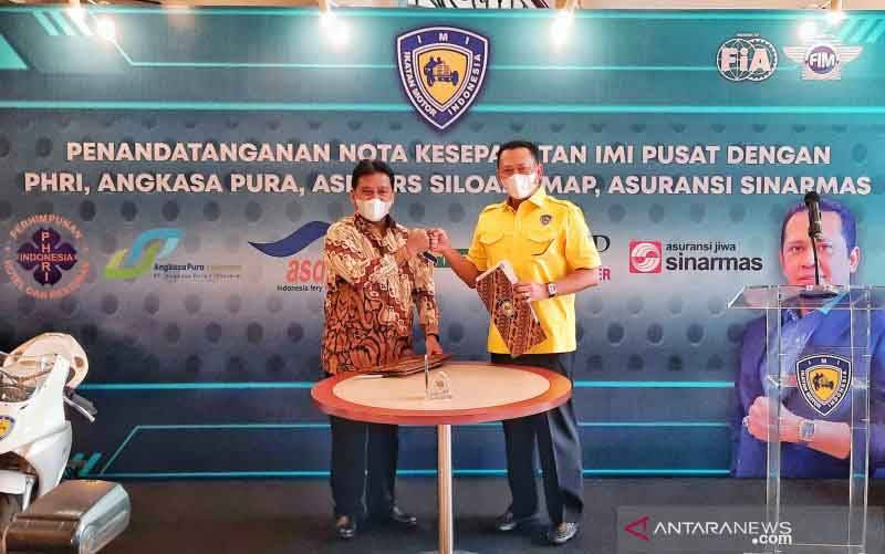 Ketua Umum PHRI, Hariyadi B. Sukamdani (kiri) bersama dengan Ketua Umum IMI, Bambang Soesatyo (kanan) usai menandatangani MoU. (foto : ANTARA/Chairul Rohman)