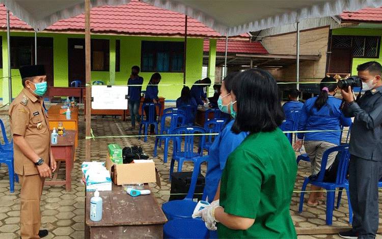Wabup Murung Raya Rejikinnor saat meninjau TPS di desa mangkahui terkait persiapan pelikades serentak yang digelar 9 Juni.
