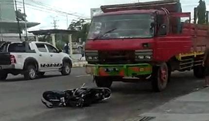 Tampak motor rusak parah setelah tertabrak truk di depan Citimall Pangkalan Bun, jalan utama Pasir Panjang.