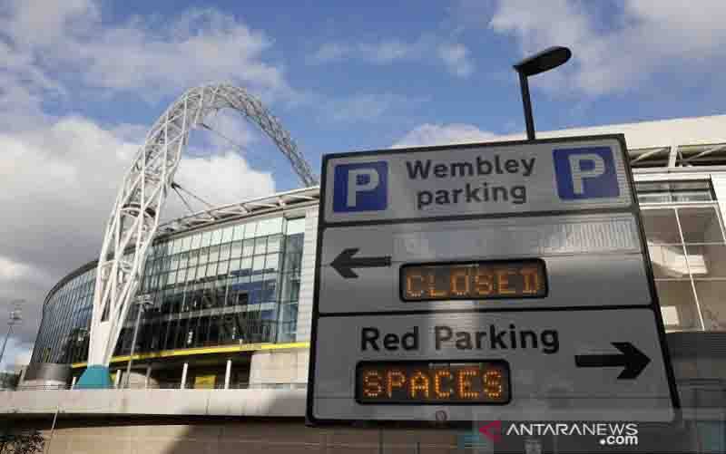 Pemandangan dari luar Stadion Wembley di London, Inggris, pada 25 Maret 2021. Wembley menjadi salah satu stadion yang akan mulai menyelenggarakan sejumlah pertandingan EURO 2020 mulai 13 Juni 2021. (foto : ANTARA/AFP/Adrian Dennis)