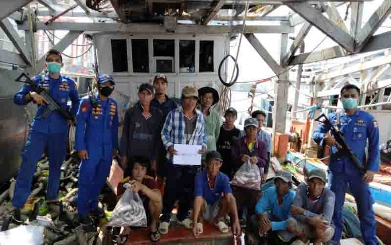 Petugas Dirpolair Baharkam Polri menangkap anak buah kapal (ABK) asing asal Vietnam yang melakukan penangkapan ikan ilegal di Perairan Natuna, Kepulauan Riau, Jumat (5/6/2021) (foto : ANTARA/HO-Dirpolair Baharkam Polri)