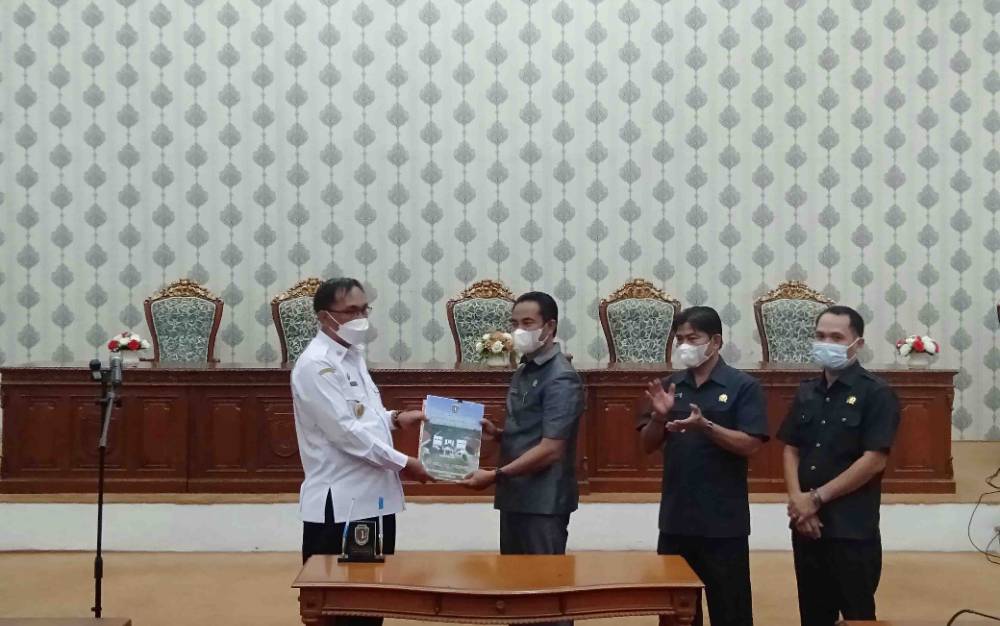 Ketua DPRD Marwan Susanto menyerahkan dokumen nota kesepakatan kepada Wakil Bupati Katingan Sunardi Litang