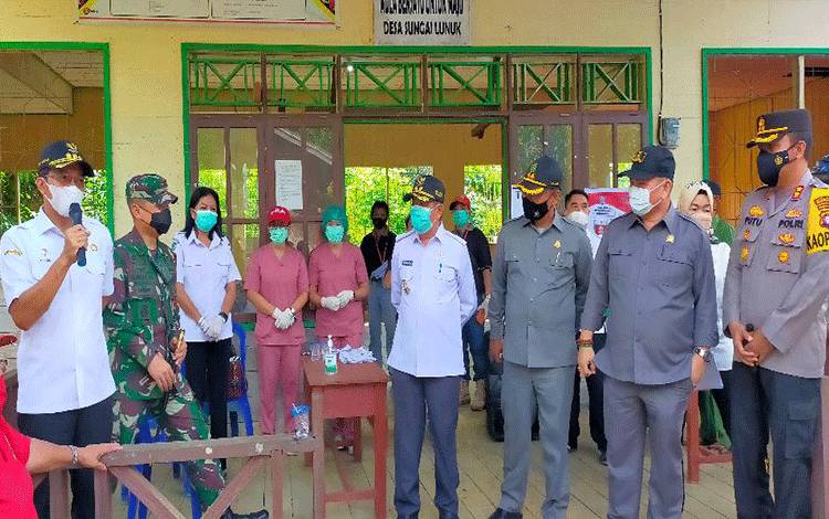 Bupati Murung Raya Perdie MYoseph, Wakil Bupati Rejikinnor, bersama Forkopimda saat memantau pelaksaan pemungutan suara Pilkades di Desa Sungai Lunuk.