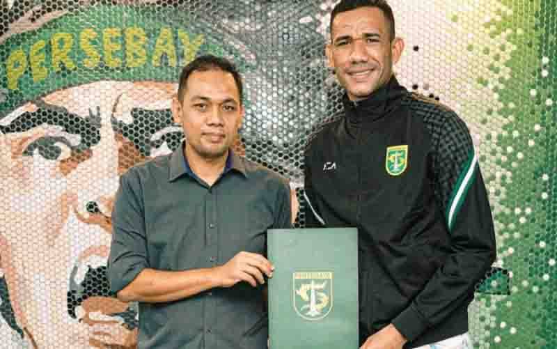 Pemain asing Persebaya, Jose Wilkson (kanan) bersama Manajer Persebaya Chandra Wahyudi usai menandatangani kontrak berdurasi semusim di Surabaya, Rabu (9/6/2021). (foto : ANTARA/HO-Ofisial Persebaya/FA)