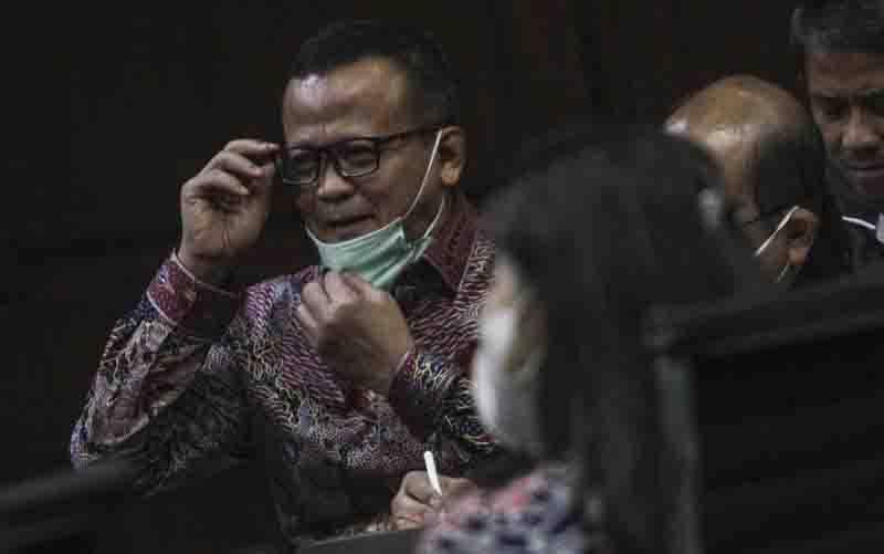 Terdakwa kasus suap izin ekspor benih lobster tahun 2020 Edhy Prabowo (kiri) menjalani sidang lanjutan di Pengadilan Tipikor, Jakarta, Selasa (8/6/2021). (foto : ANTARA FOTO/Asprilla Dwi Adha/wsj)