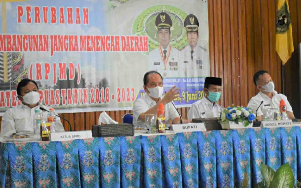 Bupati Kapuas, Ben Brahim S Bahat saat memimpin Musrenbang Perubahan RPJMD tahun 2018 - 2023, di Aula Bappeda Kapuas.