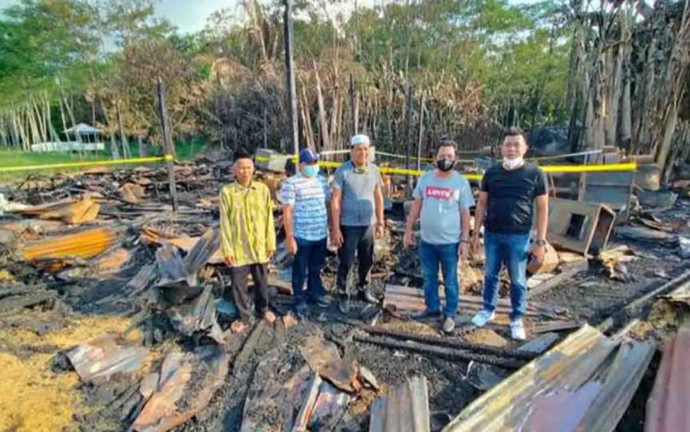Ketua DPRD Kapuas, Ardiansah bersama anggota lainnya menyambangi lokasi kebakaran di Anjir KM 11, Kecamatan Kapuas Timur