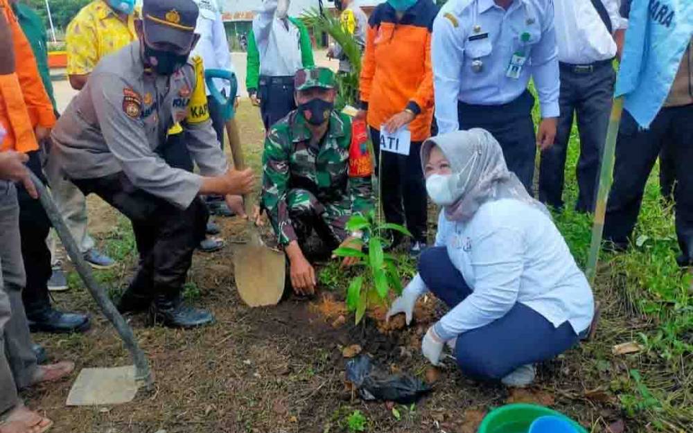 Bupati Kobar Nurhidayah bersama stakeholder melakukan penanaman pohon di kawasan Bundaran Tempayan, Kelurahan Pangkut, Kecamatan Arut Utara