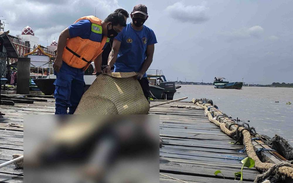 Anggota Sapol Air Polres Kotim saat menutupi mayat yang ditemukan mengapung di Sungai Mentaya