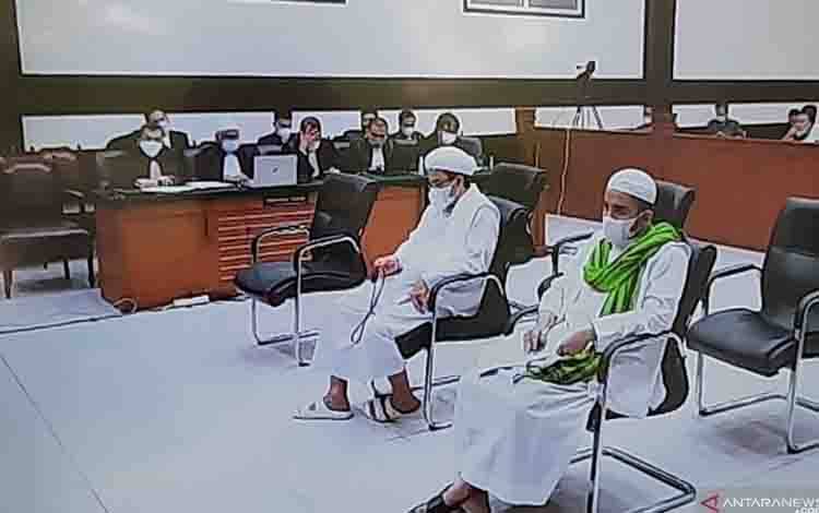Terdakwa Rizieq Shihab (tengah) saat menjalani sidang tuntutan dari Jaksa Penuntut Umum untuk kasus tes usap RS UMMI di PN Jakarta Timur, Kamis (3/6/2021)