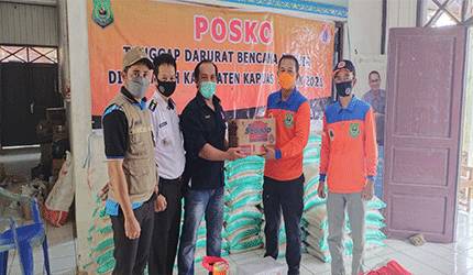 Kepala Pelaksana BPBD Kapuas, Panahatan Sinaga secara simbolis menyerahlan bantuan untuk warga terdampak banjir.