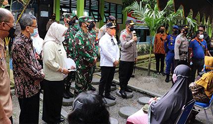 Forkopimda Provinsi Kalteng meninjau pelaksanaan vaksinasi lansia di Kobar.