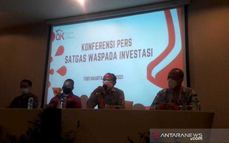 Ketua Satgas Waspada Investasi (SWI) Tongam L. Tobing (tengah) berbicara saat konferensi pers di Yogyakarta, Kamis (10/6/2021). (foto : ANTARA/Luqman Hakim)