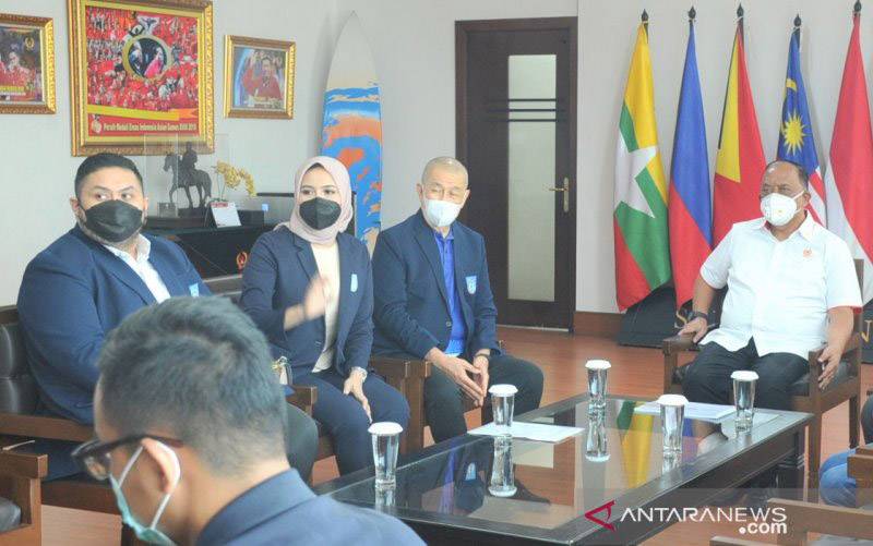 Ketua Umum KONI Pusat Marciano Norman (kanan) menerima kunjungan PP Perbasi di Kantor KONI Pusat di Jakarta, Kamis (10/6/2021). (foto : Dokumentasi PP Perbasi)