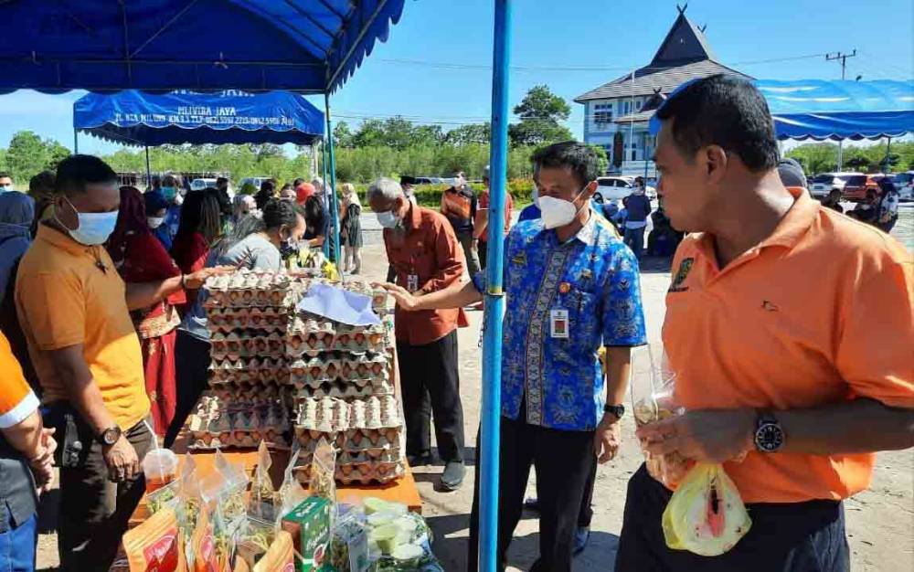 Kepala SOPD berbelanja di Pasar Tani yang digelar Pemko Palangka Raya, Jumat, 11 Juni 2021.