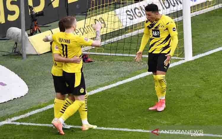 Penyerang sayap Borussia Dortmund Jadon Sancho (kanan) melakukan selebrasi bersama rekan-rekannya seusai mencetak gol penentu kemenangan atas RB Leipzig dalam lanjutan Liga Jerman di Stadion Signal Iduna Park, Dortmund, Jerman, Sabtu (8/5/2021)