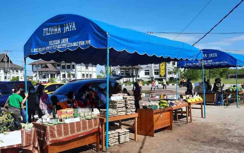 Gerai produk pertanian yang dipasarkan di Pasar Tani pada halaman kantor Dinas Pertanian dan Ketahanan Pangan