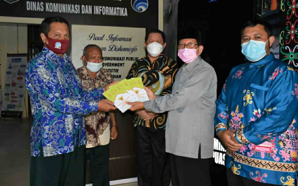 Ketua Baznas Kapuas, Nurani Sarji Kepada Sekretaris OPZ Kominfo Kapuas Asmuradi