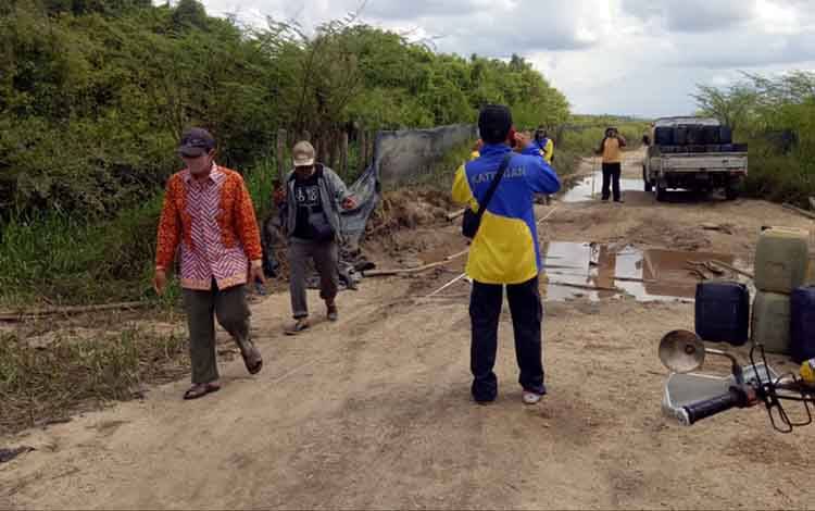  Pegawai Dinas PU dan pihak ketiga mebgukur ruas jalan menuju Desa Talingke yang hendak dilakukan penimbunan