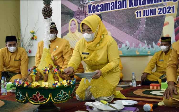 Bupati Kobar Nurhidayah hadiri peringatan hari jadi Kutaringin ke-418, yang berlangsung di Aula Kecamatan Kotawaringin Lama.