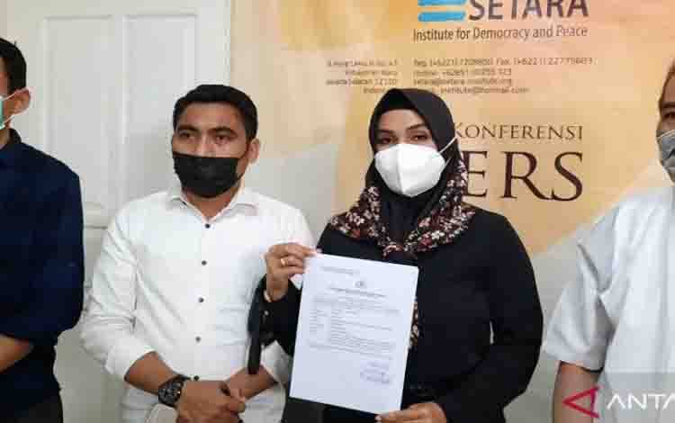 Tim Advokasi Keadilan Agraria-Setara Institute disampingi Ketua Kopsa M Antony Hamzah (kanan) memperlihatkan surat pelaporan Kapolres Kampar ke Propam Polri, di Jakarta, Jumat (11/6/2021)