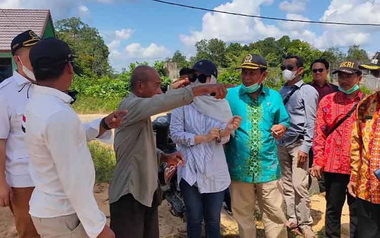 Anggota Dapil II DPRD Kobar saat melakukan reses ke Desa di wilayah Kecamatan Arut Selatan.