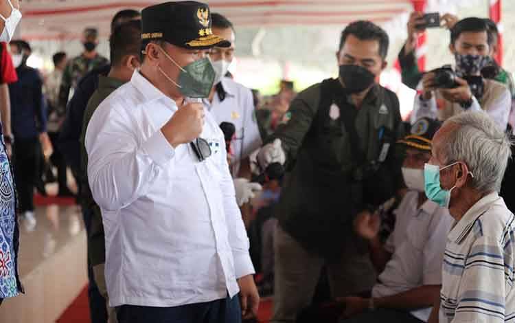 Gubernur Kalteng H Sugianto Sabran sedang meninjau pelaksanaan vaksinasi Covid-19 