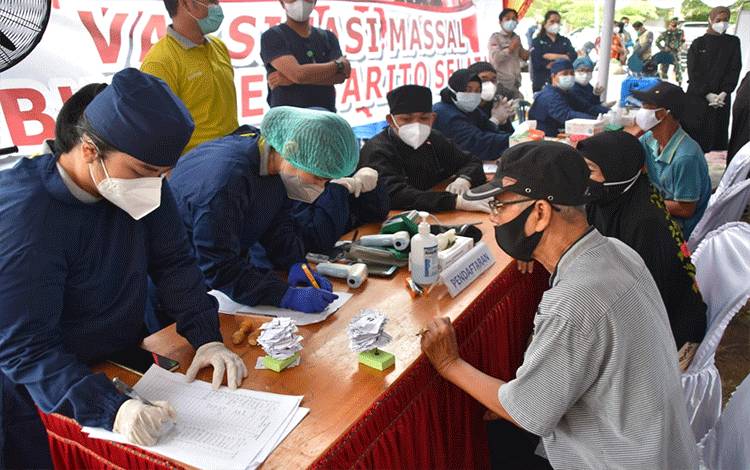Pelaksanaan Vaksinasi Massal di SMAN 1 Buntok, Kabupaten Barito Selatan (Foto:Arief)