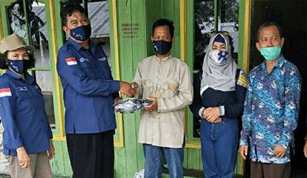 Salah satu Pokdakan di Kabupaten Kapuas menerima masker dari Dinas Perikanan.