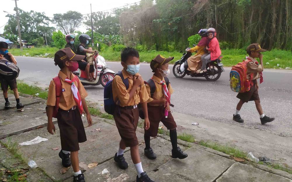 Murid salah satu SD di Sampit berduyun-duyun berangkat ke sekolah. 