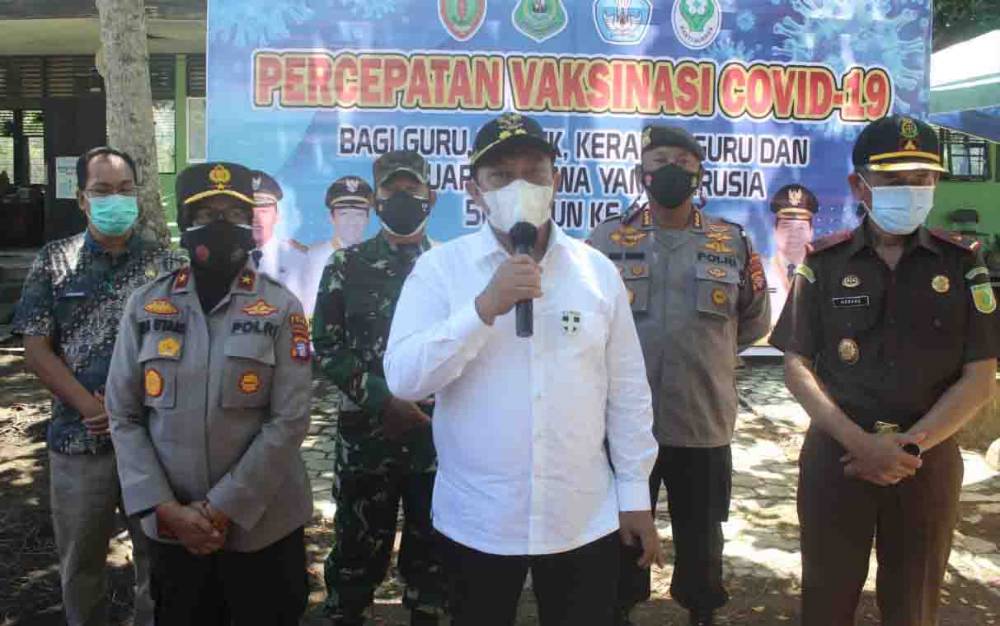 Wakil Gubernur Kalteng, Edy Pratowo saat meninjau pelaksanaan vaksinasi massal di Kapuas.