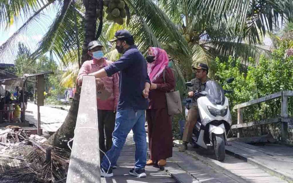 Anggota Dapil IV DPRD Kobar meninjau Sungai Jayau di Kelurahan Kumai Hilir