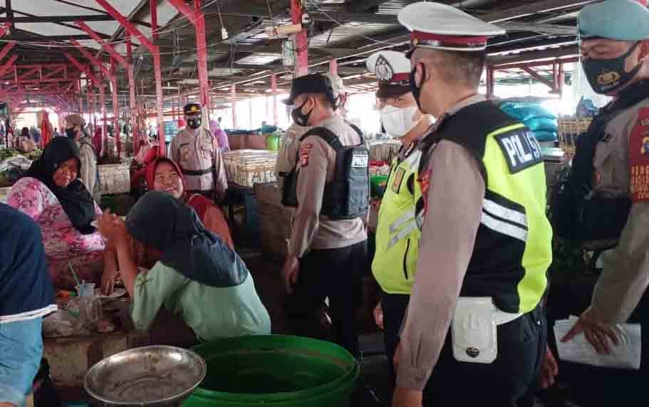 Petugas melaksanakan patroli pendisiplinan protokol kesehatan di Pasar Kuala Pembuang, Minggu, 13 Juni 2021.