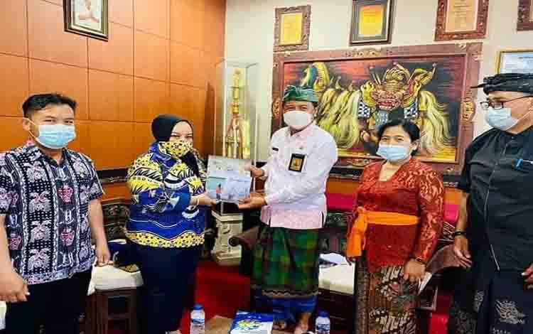 Wakil Ketua III DPRD Kalteng, Faridawaty Darland Atjeh menerima cendera mata dari Kepala Dinas Parwisata Kota Denpasar, Bali