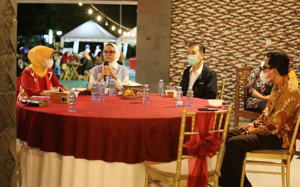 Ketua Dekranasda Provinsi Kalteng, Ivo Sugianto Sabran saat menghadiri bincang malam bersama pelaku IKM dan intansi terkait, Sabtu malam, 12 Juni 2021.